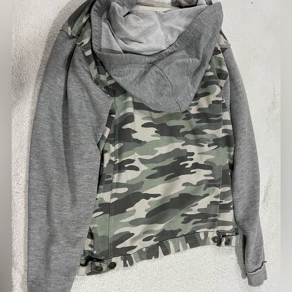 Betseys Boutique Camo Sweatshirt Accent Jacket size S - Picture 2 of 3